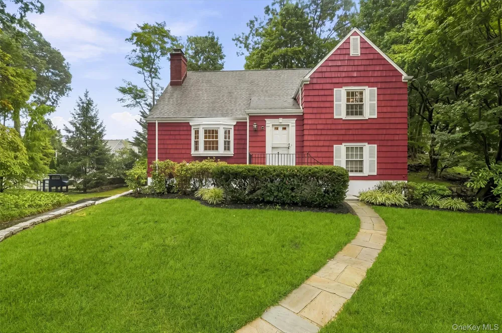 24 Smallwood Place White Plains, NY 10603
