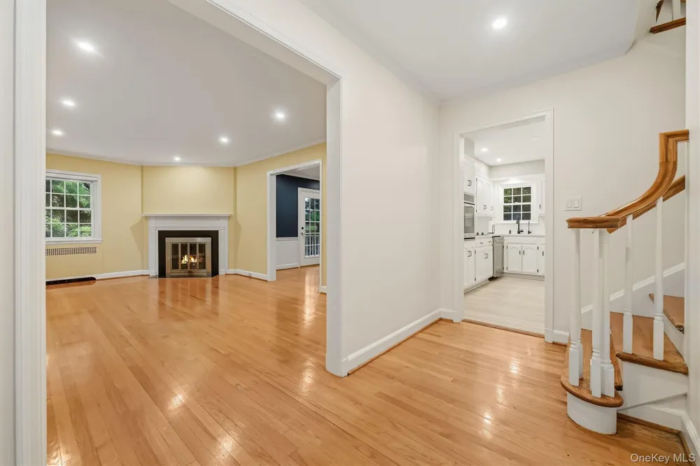 24 Smallwood Place White Plains, NY 10603