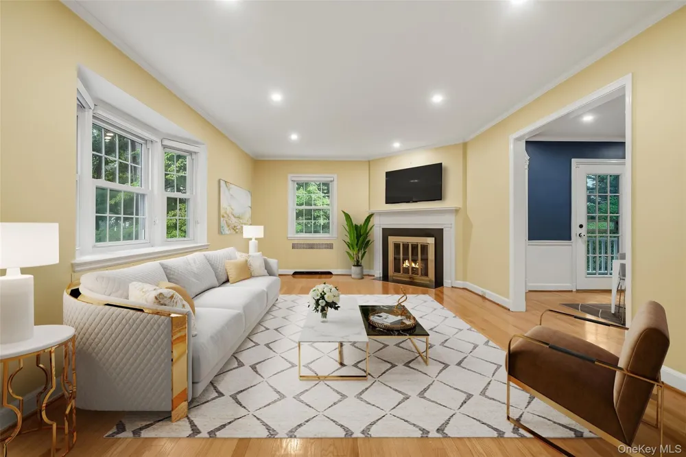 24 Smallwood Place White Plains, NY 10603