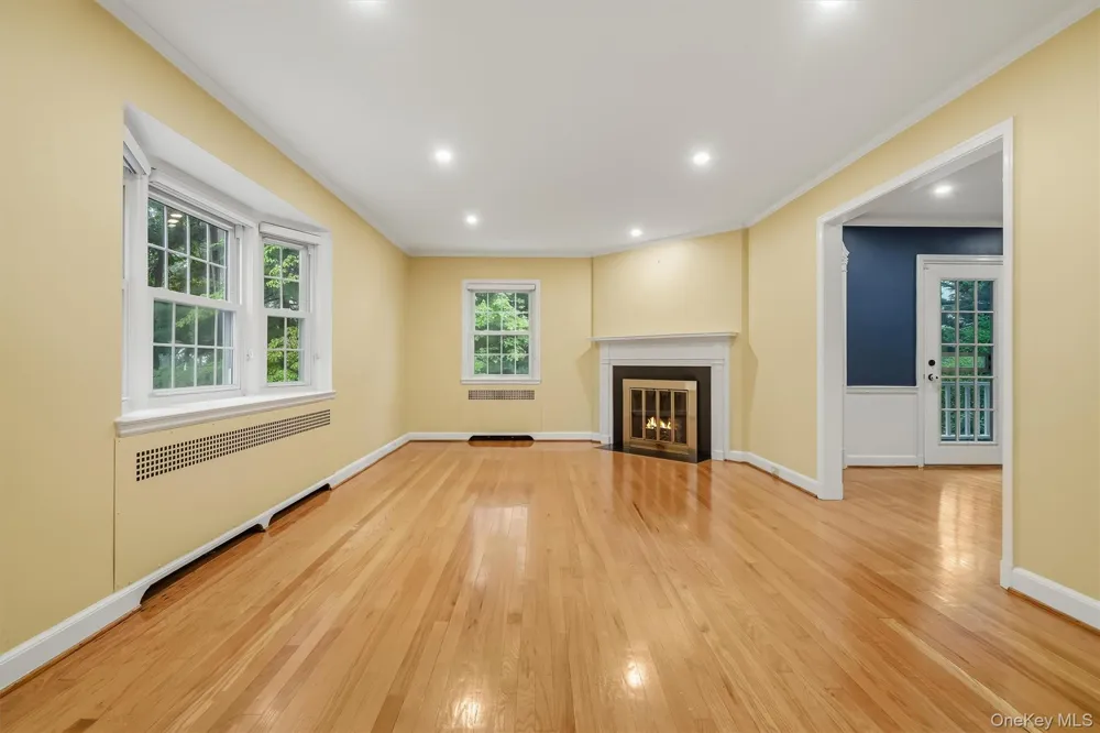 24 Smallwood Place White Plains, NY 10603