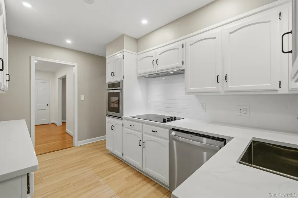 24 Smallwood Place White Plains, NY 10603