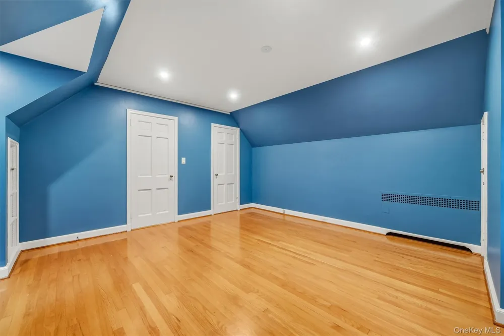 24 Smallwood Place White Plains, NY 10603