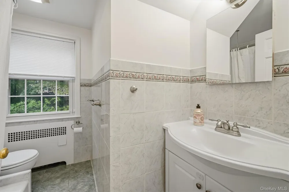 24 Smallwood Place White Plains, NY 10603