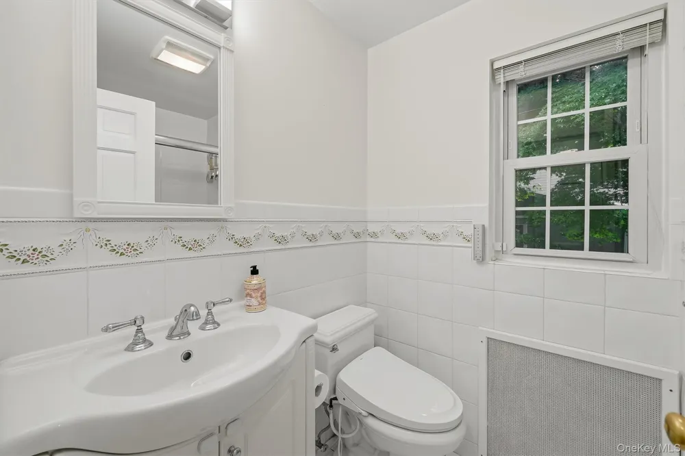 24 Smallwood Place White Plains, NY 10603