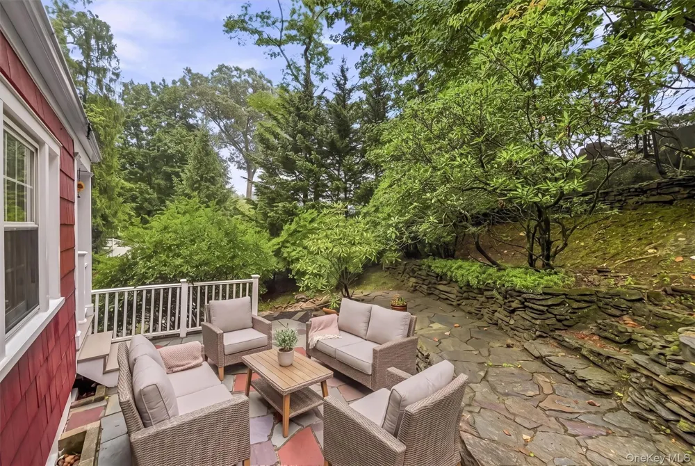 24 Smallwood Place White Plains, NY 10603