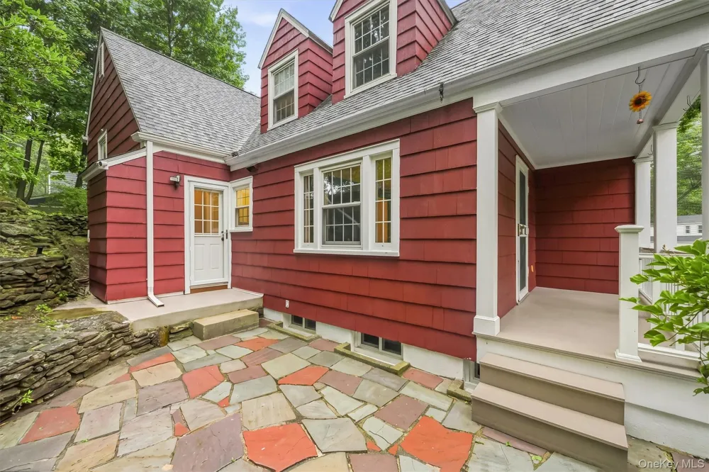 24 Smallwood Place White Plains, NY 10603