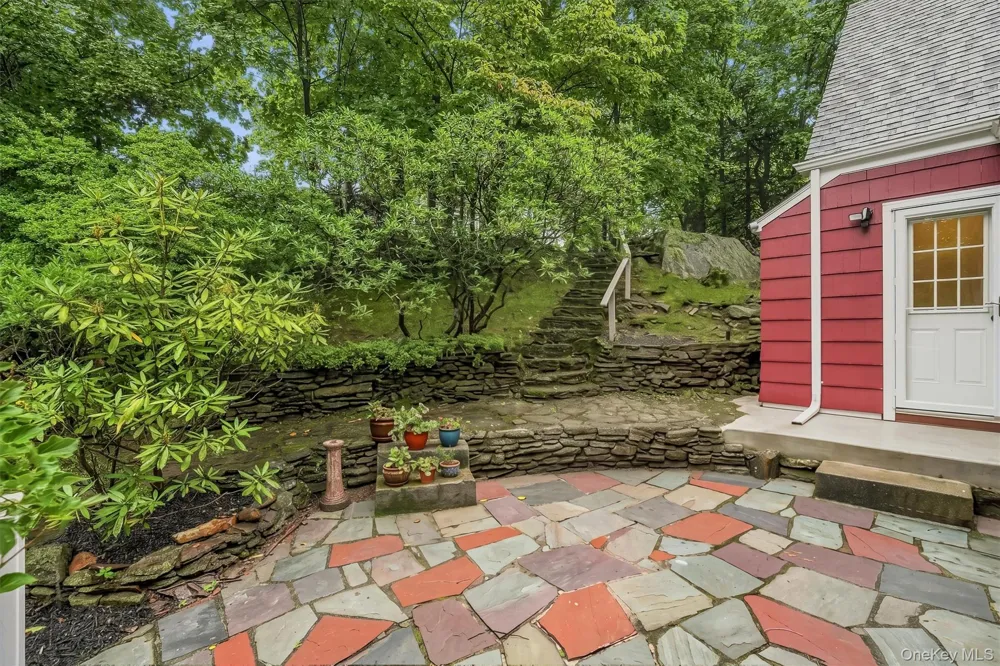 24 Smallwood Place White Plains, NY 10603