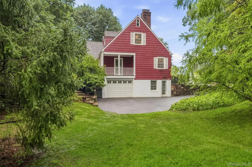 24 Smallwood Place White Plains, NY 10603