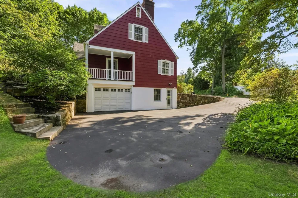 24 Smallwood Place White Plains, NY 10603