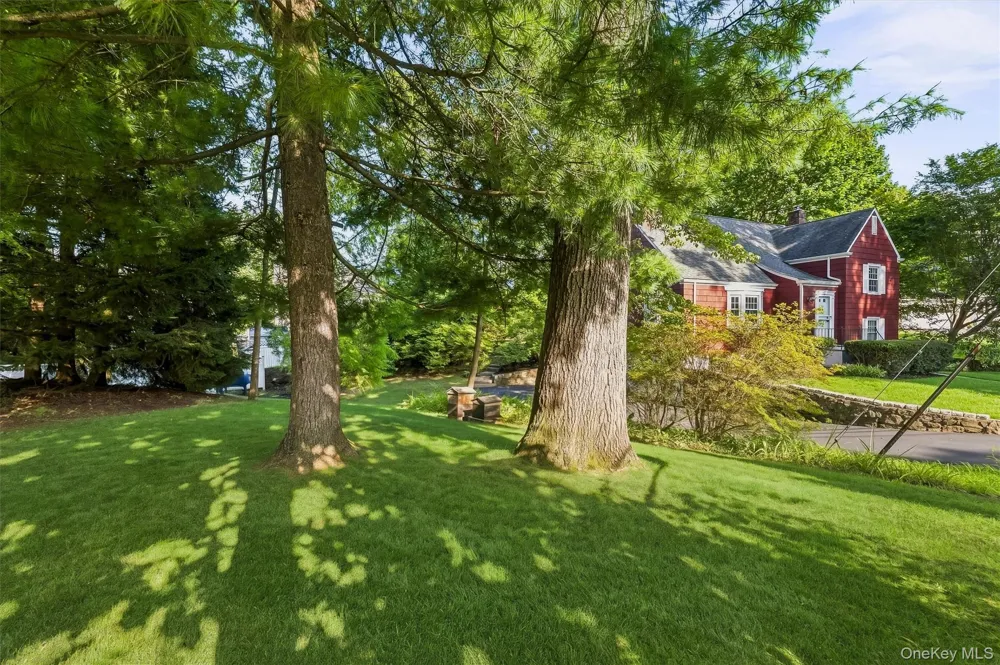 24 Smallwood Place White Plains, NY 10603