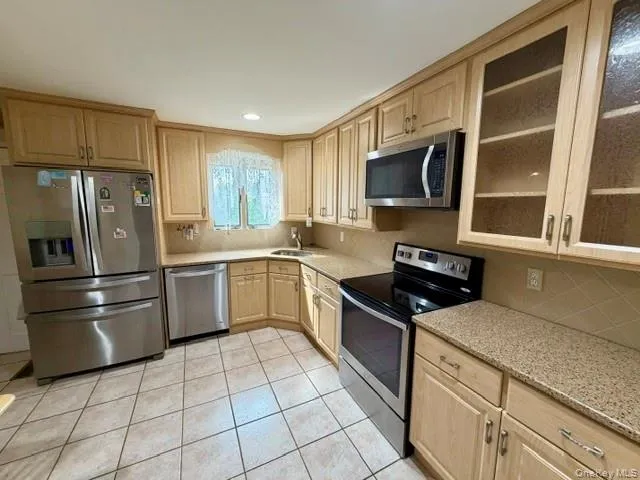 9 Jersey Street Deer Park, NY 11729