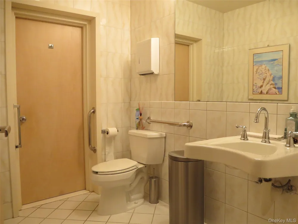 380 Park Avenue #$1,000 unit- 1 room Huntington, NY 11743