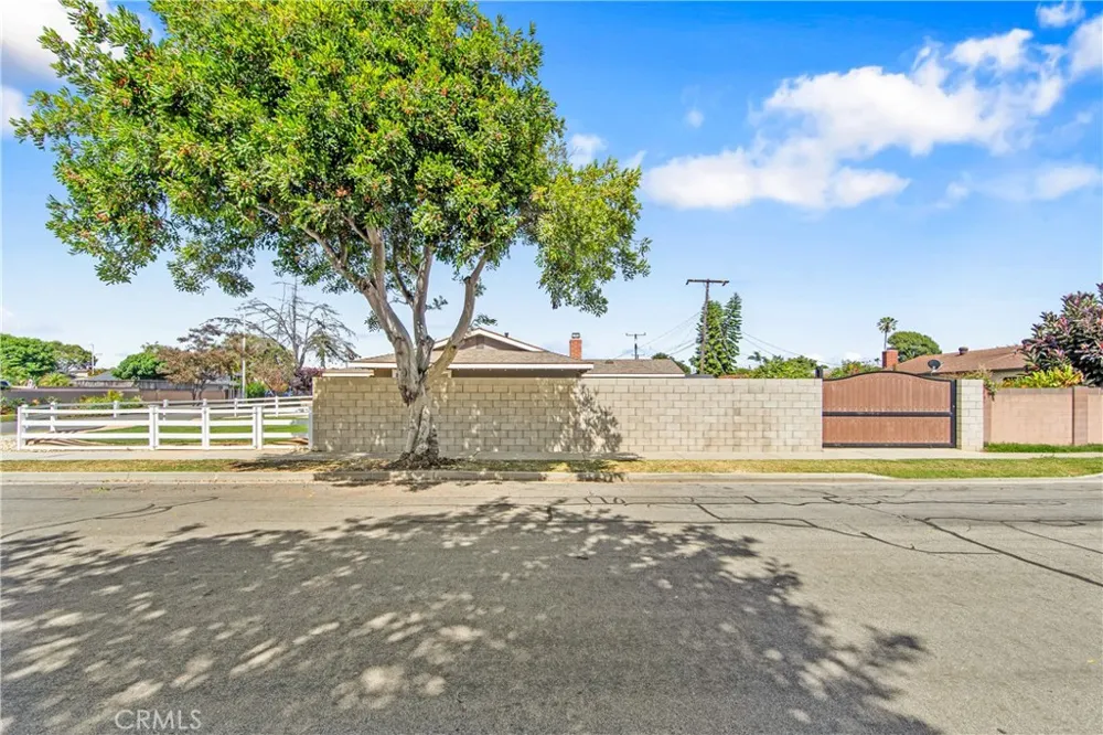 5892 Meadowlark Drive Huntington Beach, CA 92649