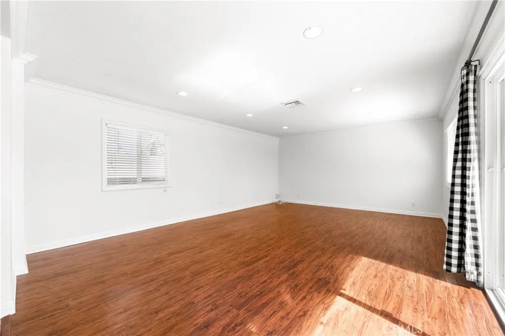 5892 Meadowlark Drive Huntington Beach, CA 92649
