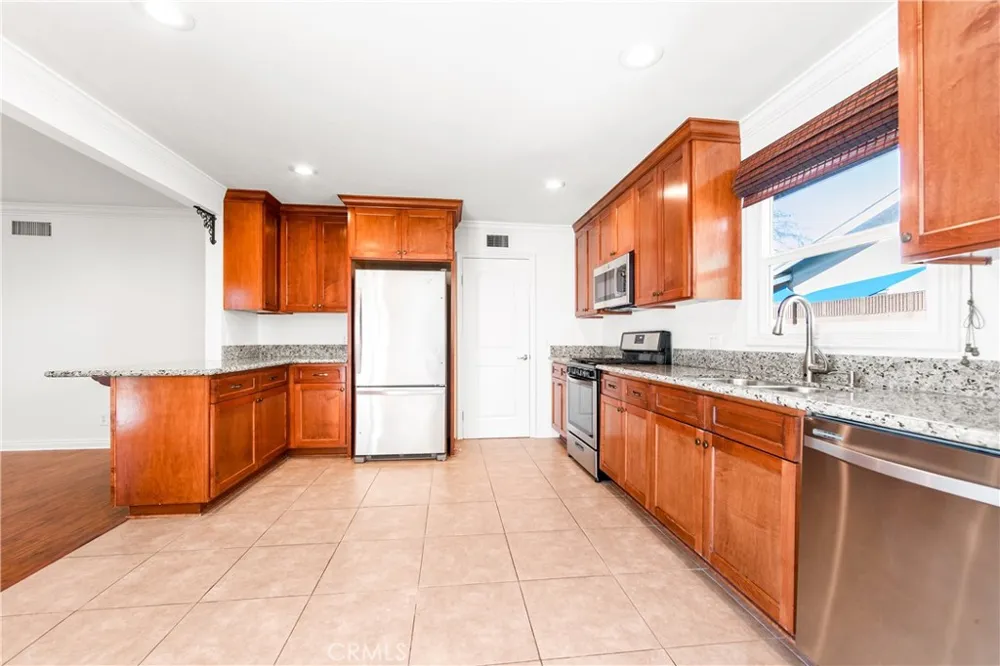 5892 Meadowlark Drive Huntington Beach, CA 92649