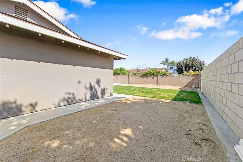5892 Meadowlark Drive Huntington Beach, CA 92649