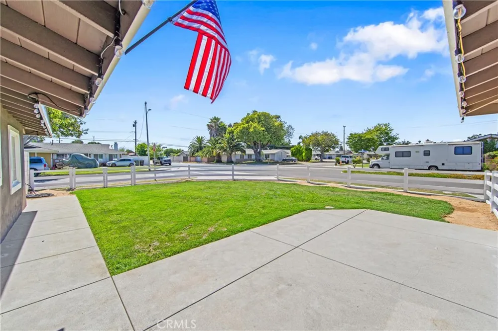 5892 Meadowlark Drive Huntington Beach, CA 92649
