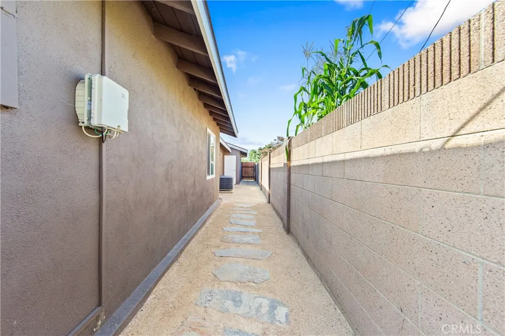5892 Meadowlark Drive Huntington Beach, CA 92649