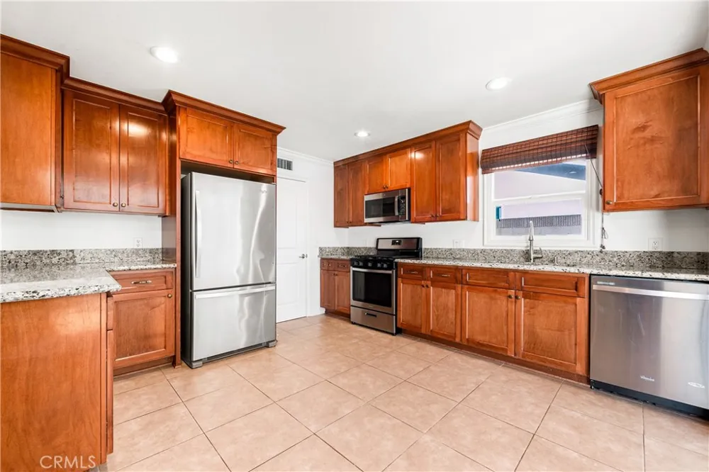 5892 Meadowlark Drive Huntington Beach, CA 92649
