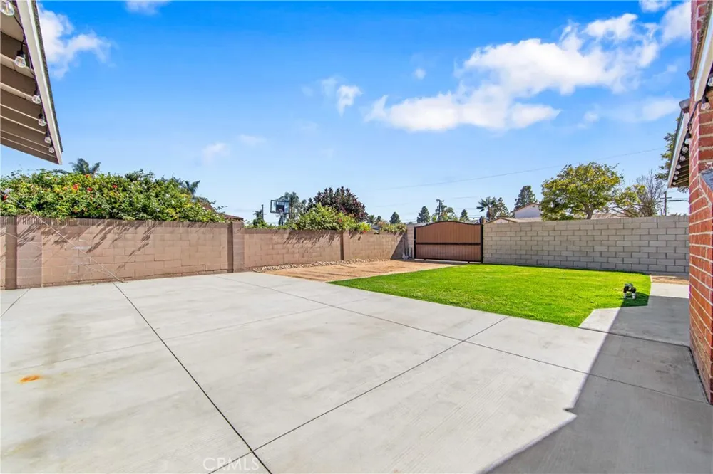 5892 Meadowlark Drive Huntington Beach, CA 92649