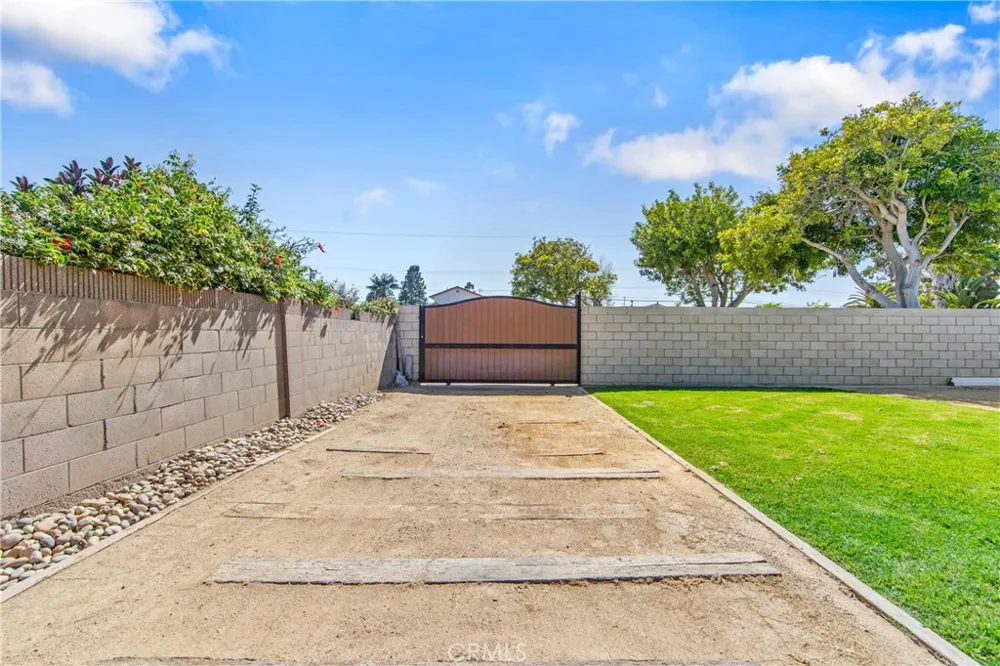 5892 Meadowlark Drive Huntington Beach, CA 92649