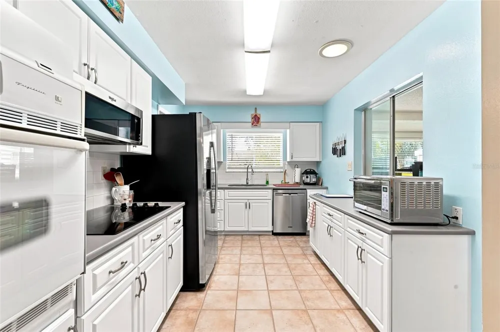 702 THUNDERBIRD AVENUE Sun City Center, FL 33573