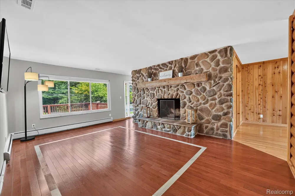 5517 Starwood Drive Commerce Charter Township, MI 48382