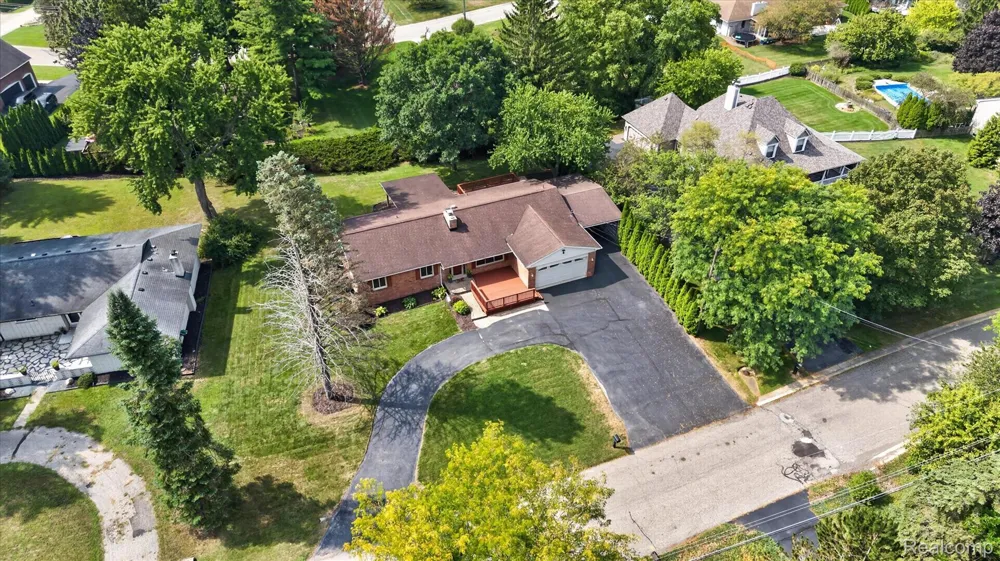 5517 Starwood Drive Commerce Charter Township, MI 48382