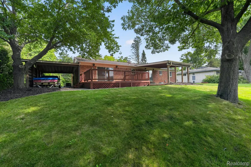 5517 Starwood Drive Commerce Charter Township, MI 48382