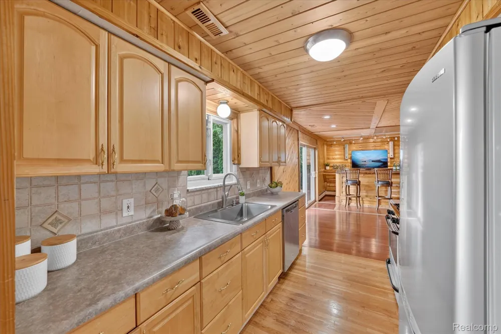 5517 Starwood Drive Commerce Charter Township, MI 48382