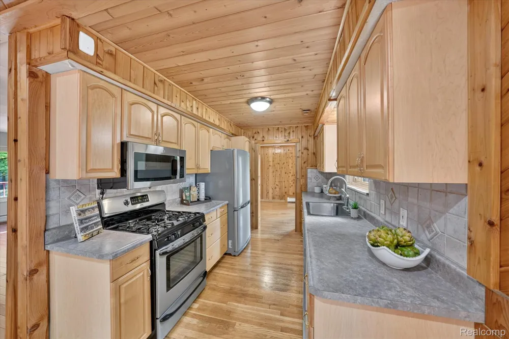 5517 Starwood Drive Commerce Charter Township, MI 48382