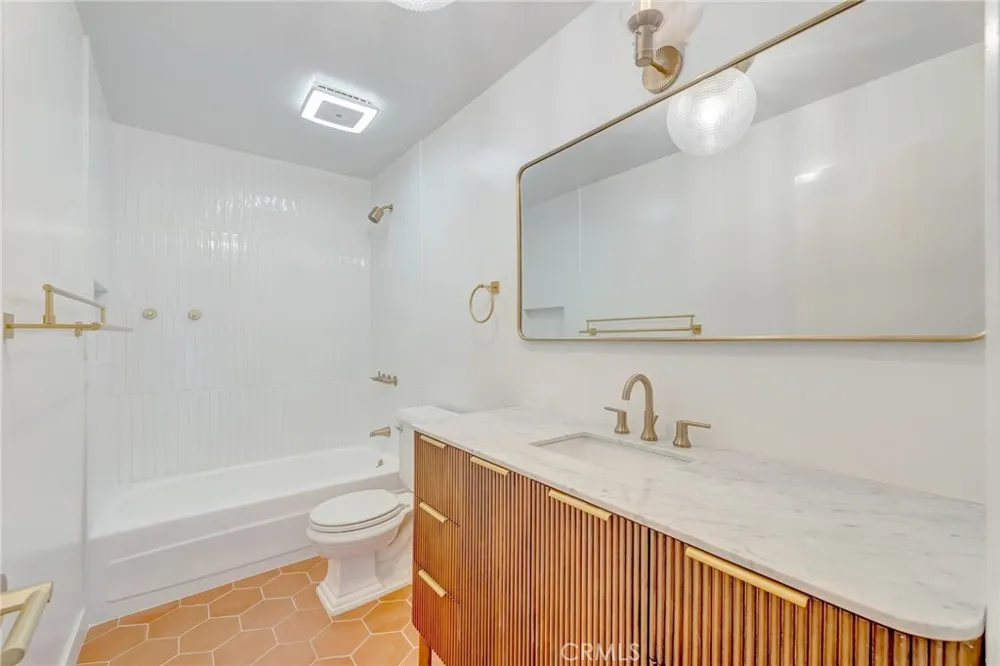 3707 E Livingston #306 Long Beach, CA 90803