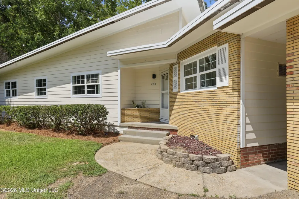 728 Colonial Circle Jackson, MS 39211