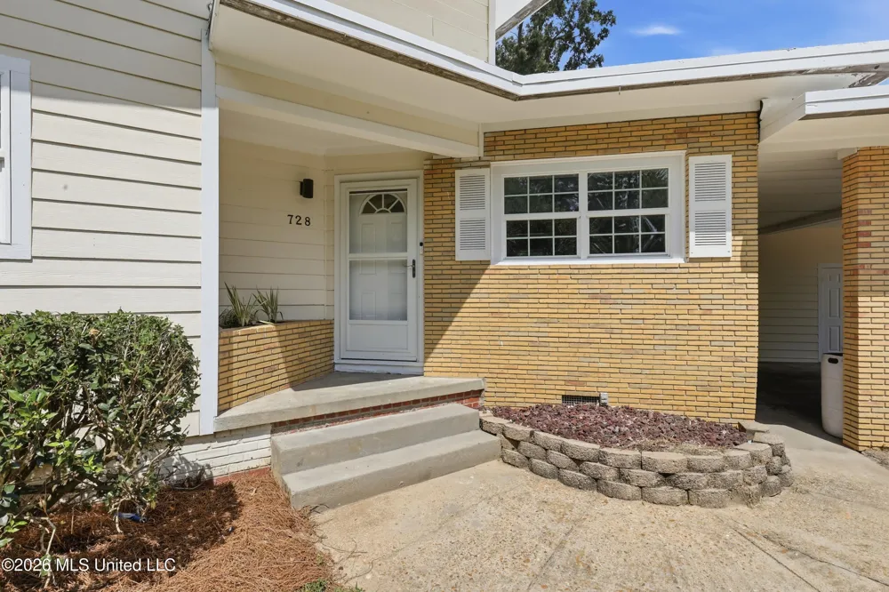 728 Colonial Circle Jackson, MS 39211