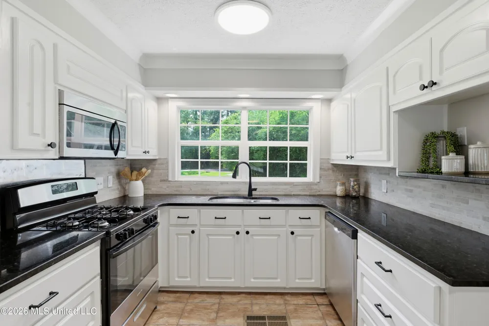 728 Colonial Circle Jackson, MS 39211