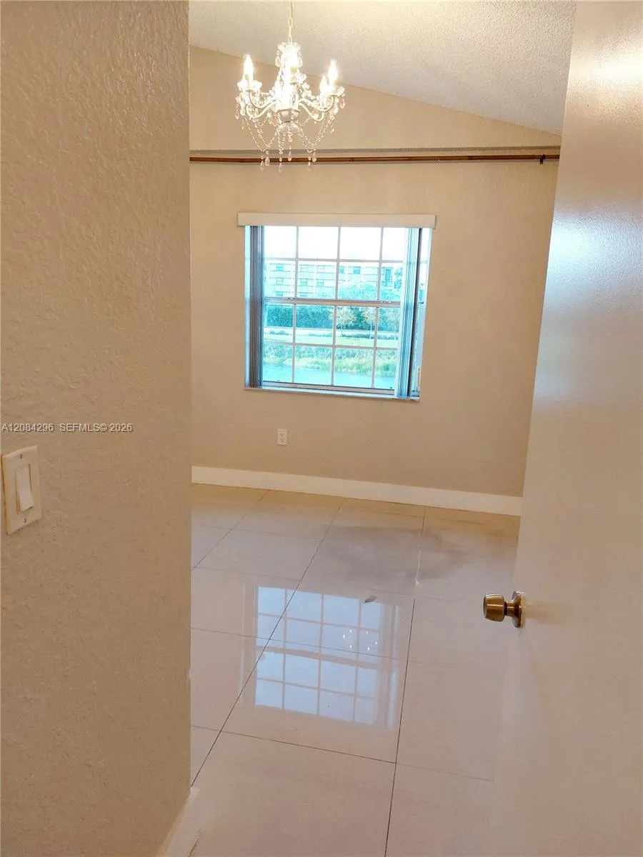 2841 Oakland Forest Dr #201 Oakland Park, FL 33309