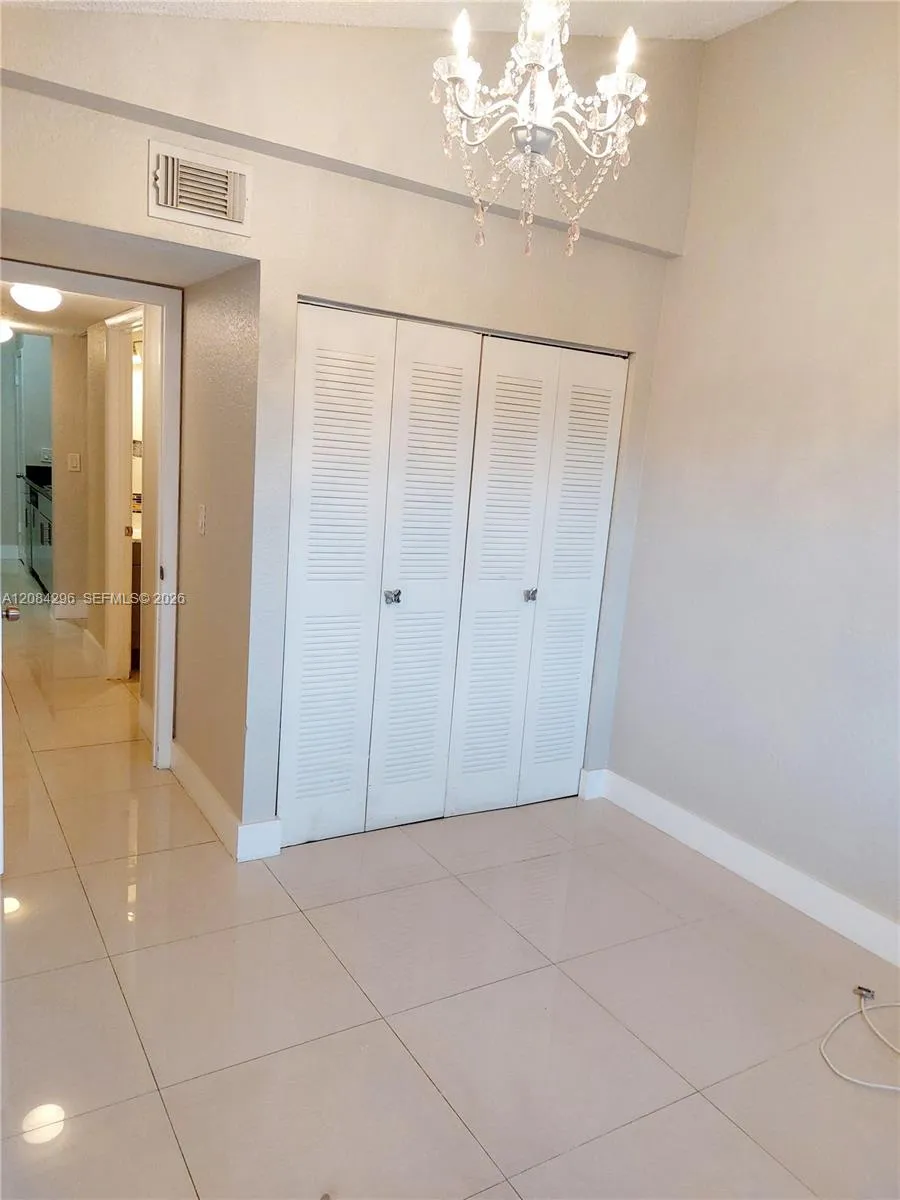 2841 Oakland Forest Dr #201 Oakland Park, FL 33309
