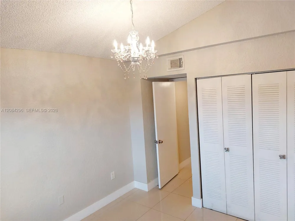 2841 Oakland Forest Dr #201 Oakland Park, FL 33309