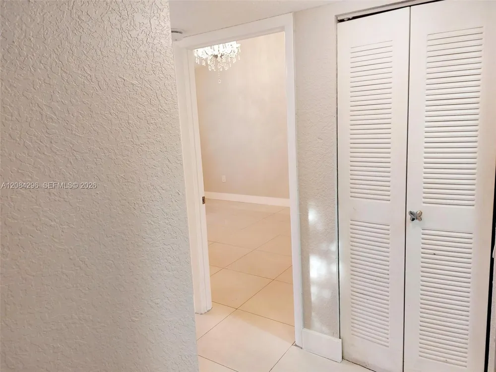 2841 Oakland Forest Dr #201 Oakland Park, FL 33309