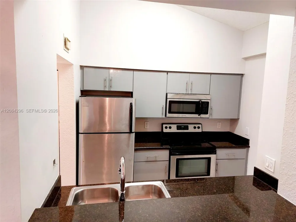 2841 Oakland Forest Dr #201 Oakland Park, FL 33309