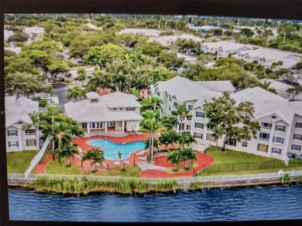 2841 Oakland Forest Dr #201 Oakland Park, FL 33309