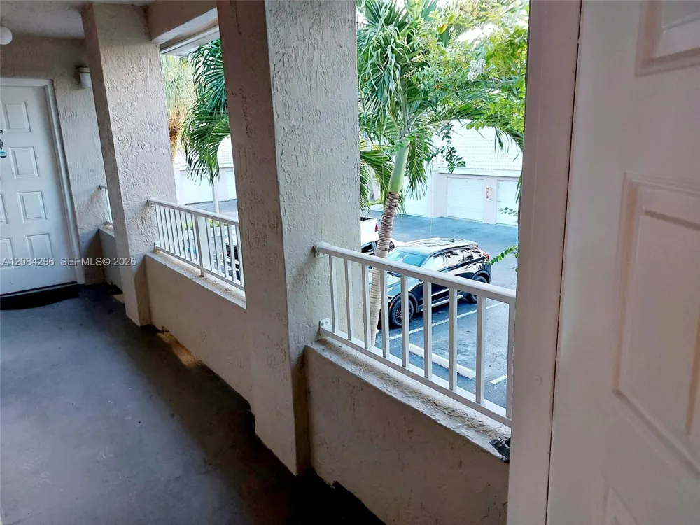 2841 Oakland Forest Dr #201 Oakland Park, FL 33309