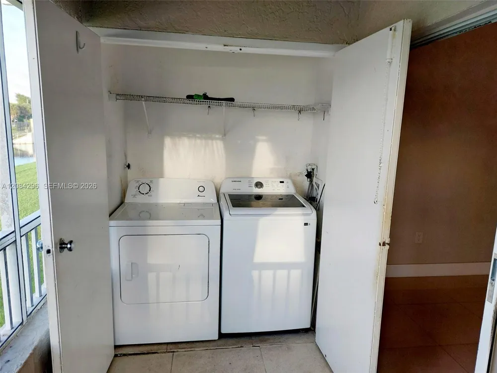 2841 Oakland Forest Dr #201 Oakland Park, FL 33309