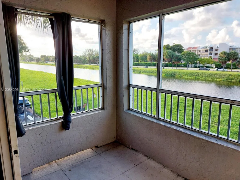 2841 Oakland Forest Dr #201 Oakland Park, FL 33309