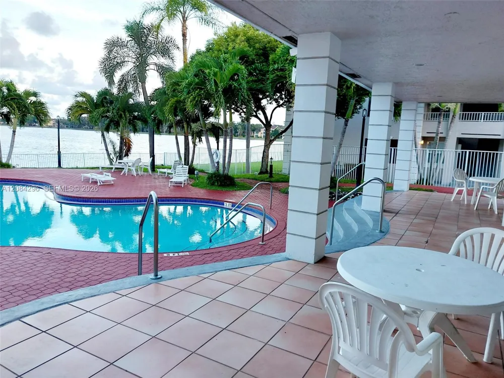 2841 Oakland Forest Dr #201 Oakland Park, FL 33309