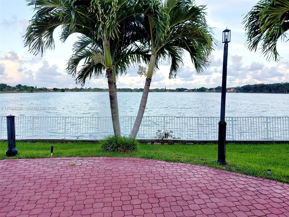 2841 Oakland Forest Dr #201 Oakland Park, FL 33309