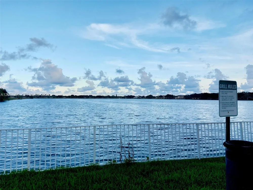 2841 Oakland Forest Dr #201 Oakland Park, FL 33309