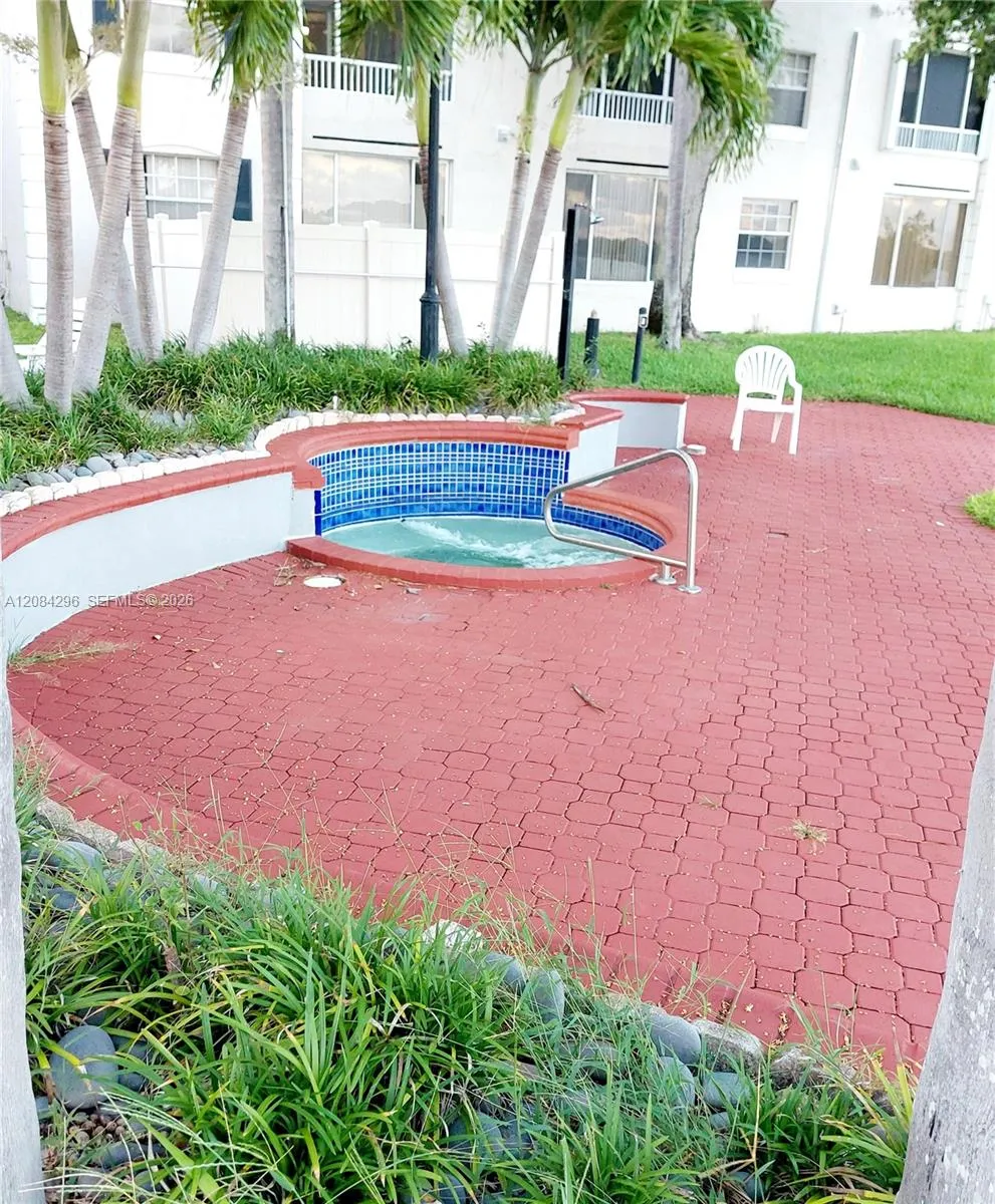 2841 Oakland Forest Dr #201 Oakland Park, FL 33309