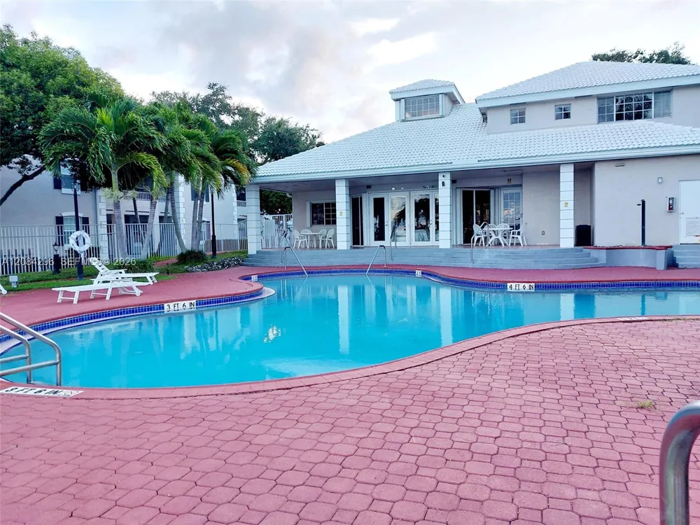 2841 Oakland Forest Dr #201 Oakland Park, FL 33309