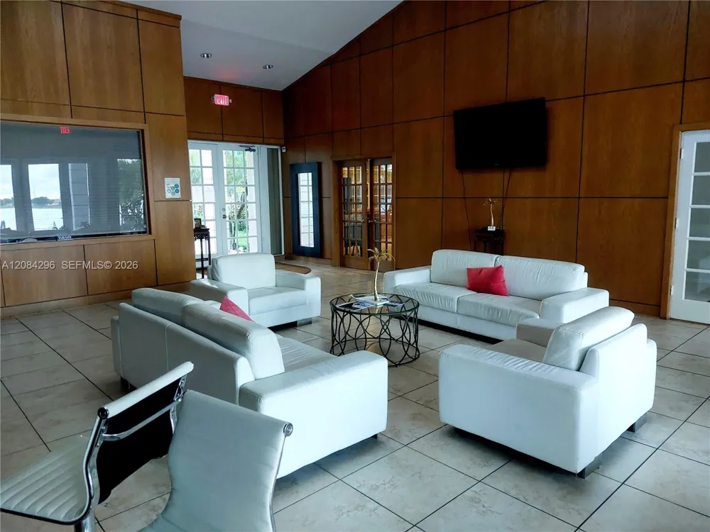 2841 Oakland Forest Dr #201 Oakland Park, FL 33309